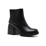 Bota corta negra de cuero sintético, con elástico en los laterales, punta redondeada y taco cuadrado.