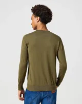 Sweater de punto color verde oliva, de corte clásico y cuello redondo.