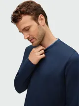 Remera manga larga azul marino de algodón con cuello redondo. Corte regular fit.