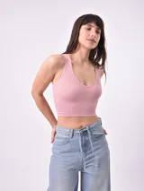 Top corto rosado de tejido de punto acanalado, con escote redondo y breteles anchos.