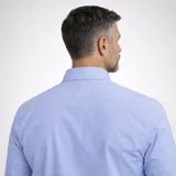 Camisa de algodón Oxford blanca con spandex, cuello con botones y logo bordado en el pecho.