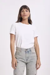 Pantalón de jean celeste de corte ancho, con detalles de ojalillos metálicos en la parte delantera.