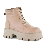 Bota de caña media color negro, con cordones y cierre lateral. Tiene plataforma con suela track.