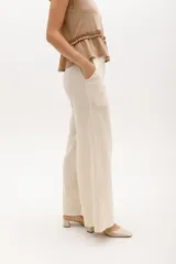 Pantalón palazzo color crudo, confeccionado en lino 100%.