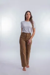 Pantalón de jean blanco de corte recto y tiro alto, con costuras a la vista en color crudo.