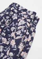 Short de tiro alto con estampado floral, diseño acolchado y cintura elástica.