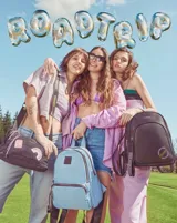 Mochila de nylon color celeste claro con cierres metálicos y parche cuadrado con logo en el frente.