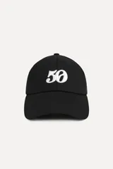 Gorra negra de algodón con visera y bordado frontal con el número 50 en blanco.