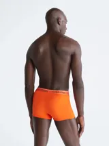 Pack de tres bóxers Calvin Klein de microfibra elástica en color naranja, blanco y beige, con cintura elástica con logo de la marca.