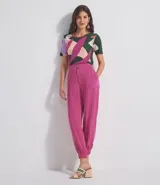 Pantalón jogger color crema de cintura alta con cierre y dos botones. Tiene elástico en la cintura, bolsillos aplicados y está confeccionado en viscosa.