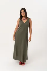 Vestido largo color verde militar, sin mangas y con escote en V.