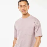 Remera lisa color lila de corte recto, con cuello redondo y bolsillo en el pecho.