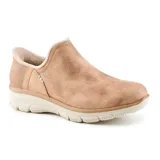Botín casual color marrón claro, marca Skechers, modelo Slip-Ins Relaxed Fit: Easy Going - Modern Hour. Fabricado con cuero vegano tratado con 3M Scotchgard, forro de piel sintética y plantilla acolchada Skechers Air-Cooled Memory Foam.
