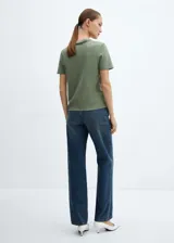 Remera verde oliva de algodón con cuello redondo y mangas cortas.