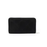 Billetera grande de símil cuero color negro con pespuntes formando rombos. Tiene cierre perimetral plateado, logo XL plateado en el frente y múltiples compartimentos internos.