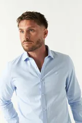 Camisa blanca de hombre, de corte slim, con cuello italiano y logo bordado.