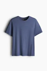 Conjunto de pijama azul de dos piezas en tejido de punto. Incluye una remera de manga corta con cuello redondo y un short con cintura elástica ajustable con cordón y bolsillos laterales.