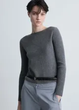 Sweater gris de punto canalé con cuello barco y mangas largas.
