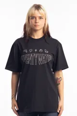 Remera negra de algodón con cuello redondo y estampado frontal con el texto "Seventy Water" y dibujos de un delfín, una estrella, un copo de nieve y un cisne.