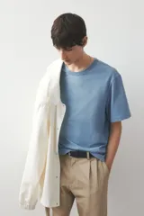 Remera celeste de corte estándar, confeccionada en tejido de punto de algodón de peso medio, con cuello redondo ribeteado acanalado y bajo recto.