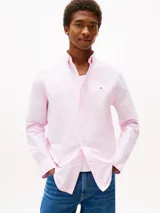 Camisa Tommy Hilfiger de algodón Oxford color rosa, de corte regular, con cuello abotonado, mangas largas y logo bordado en el pecho.