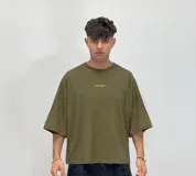 Remera color crema con estampado en la espalda que incluye texto y logo de la marca. Corte boxy fit.