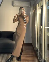 Vestido midi marrón de morley grueso, corte ajustado, cuello alto y mangas largas.
