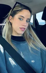Buzo azul de algodón con cuello redondo y logo bordado en el pecho.