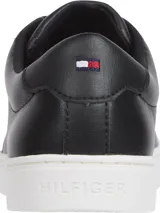 Zapatillas de cuero negras con suela blanca de goma. Logo de Tommy Hilfiger bordado en el lateral y la parte trasera.