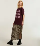 Remera t-shirt de algodón color borgoña con estampa frontal en letras rosas con la frase "Mama Needs a Break".