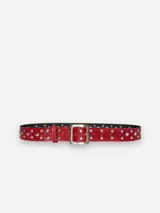 Cinturón rojo de cuero con tachas plateadas y hebilla metálica cuadrada.