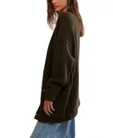 Cárdigan oversized de tejido grueso y suave, color verde oscuro, con escote en V y cierre frontal de broches metálicos.