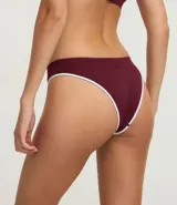 Bombacha de bikini color beige claro, confeccionada en poliamida texturizada con tecnología seamless. Presenta un corte de tiro medio/bajo con borde liso.
