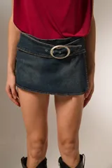 Minifalda de jean azul oscuro con cinturón incorporado y hebilla plateada.