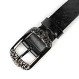 Cinturón negro de cuero con hebilla metálica plateada con diseño floral.