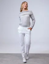 Pantalón blanco de corte recto, con cintura elástica y bolsillos laterales.
