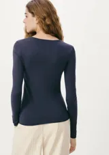 Blusa azul de punto tejido liviano, con cuello redondo y mangas largas.