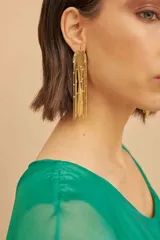 Pendientes de flecos dorados con detalle de strass, de diseño elegante y llamativo.