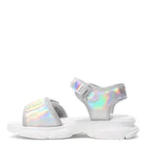 Sandalias plateadas con efecto tornasol, con ajuste de velcro en el tobillo y en el empeine, y suela blanca de goma.