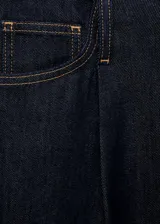 Pantalón de denim azul oscuro, de corte wide leg, tiro medio y diseño largo. Cuenta con cinco bolsillos, trabillas y cintura deshilachada.