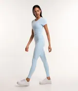 Remera cropped deportiva de poliéster y elastano, color blanco, con cuello redondo y mangas cortas.