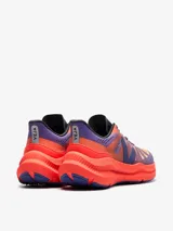 Zapatillas de running Veja Condor 3 Advanced, con capellada de malla color naranja y violeta, logo lateral en azul y suela de goma color naranja.