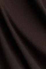 Vestido maxi de punto acanalado, color marrón oscuro, con escote en U y corte entallado.