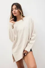Sweater color beige, de corte holgado y mangas largas con detalle de textura.