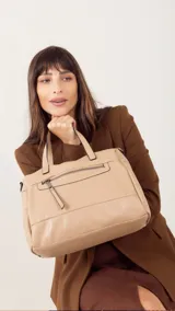Cartera negra de simil cuero con correa corta y correa larga ajustable. Tiene cierre principal, bolsillos interiores y exteriores en la parte delantera y trasera.