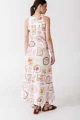 Vestido largo de popelina con estampado floral, cuello redondo, corte semi halter y lazos frontales para atar.