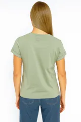 Remera azul con estampado frontal con la frase "kind people are my kinda people" y caritas sonrientes.