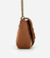 Bolso bandolera pequeño de gamuza marrón con solapa y cierre de hebilla dorada. Asa larga de cadena dorada.