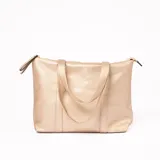 Bolso tipo tote bag dorado con textura granulada, doble asa de hombro y cierre superior con cremallera.