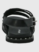 Sandalias negras de cuero con tiras cruzadas y detalles de tachas.